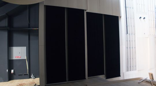 Akustiset rullaverhomekanismit näyttämöllä Akustiset rullaverhomekanismit näyttämöllä