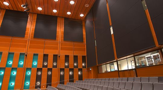 Takaseinän korkeat sähkötoimiset akustiset rullaverhot Korundi - Akustiset rullaverhot